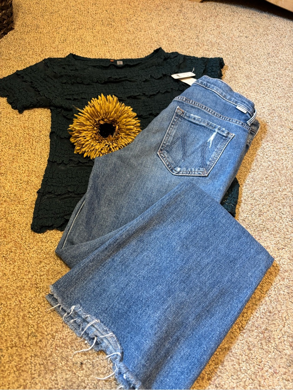 MOTHER Weekender Fray Jeans - Picture 5 of 10